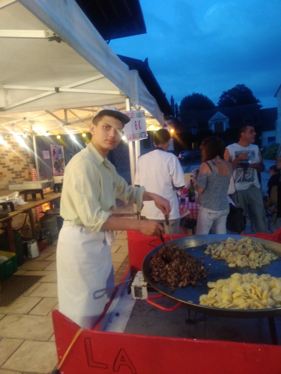 MJCF_10's tweet photo. Des photos du Festival en Othe où les JC de l'Aube et le Parti communiste de l'Aube ont tenu un stand ce week-end 😄💃 https://t.co/OtaLqJdUyJ