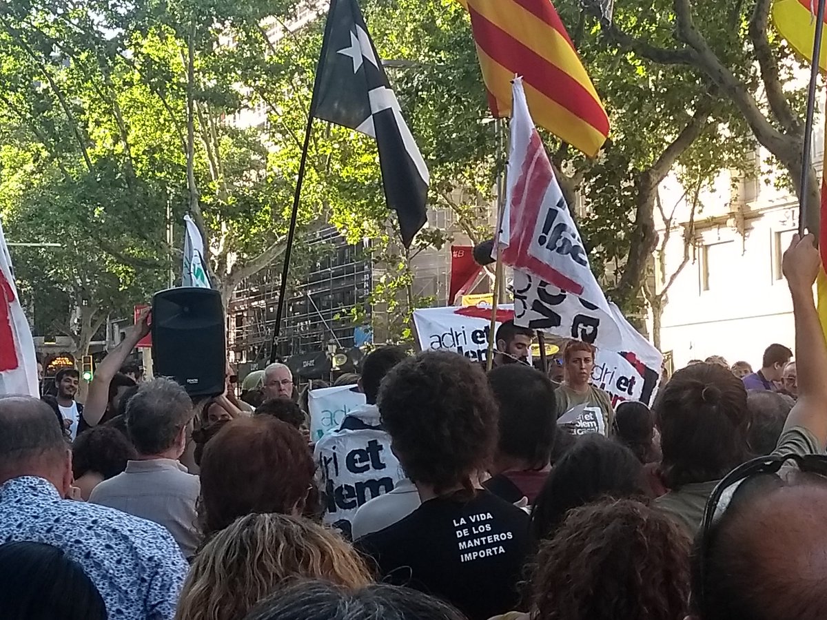 VidalAragones's tweet image. Es llegeix el manifest de suport a l'Adrià i es recorda que la repressió la patim de tots els cossos policials.

No pararem fins que tinguem a les preses, exiliades i confinades lliures i als carrers!

Escolta Adri et volem a casa!