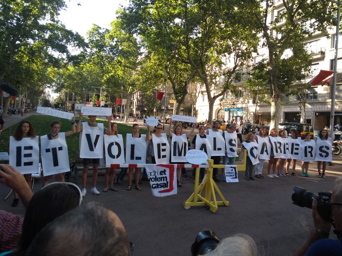 VidalAragones's tweet image. Es llegeix el manifest de suport a l'Adrià i es recorda que la repressió la patim de tots els cossos policials.

No pararem fins que tinguem a les preses, exiliades i confinades lliures i als carrers!

Escolta Adri et volem a casa!