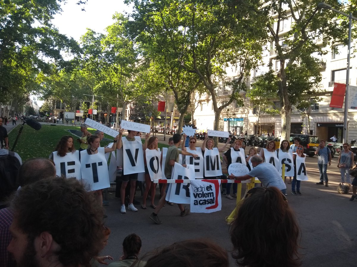 VidalAragones's tweet image. Es llegeix el manifest de suport a l'Adrià i es recorda que la repressió la patim de tots els cossos policials.

No pararem fins que tinguem a les preses, exiliades i confinades lliures i als carrers!

Escolta Adri et volem a casa!