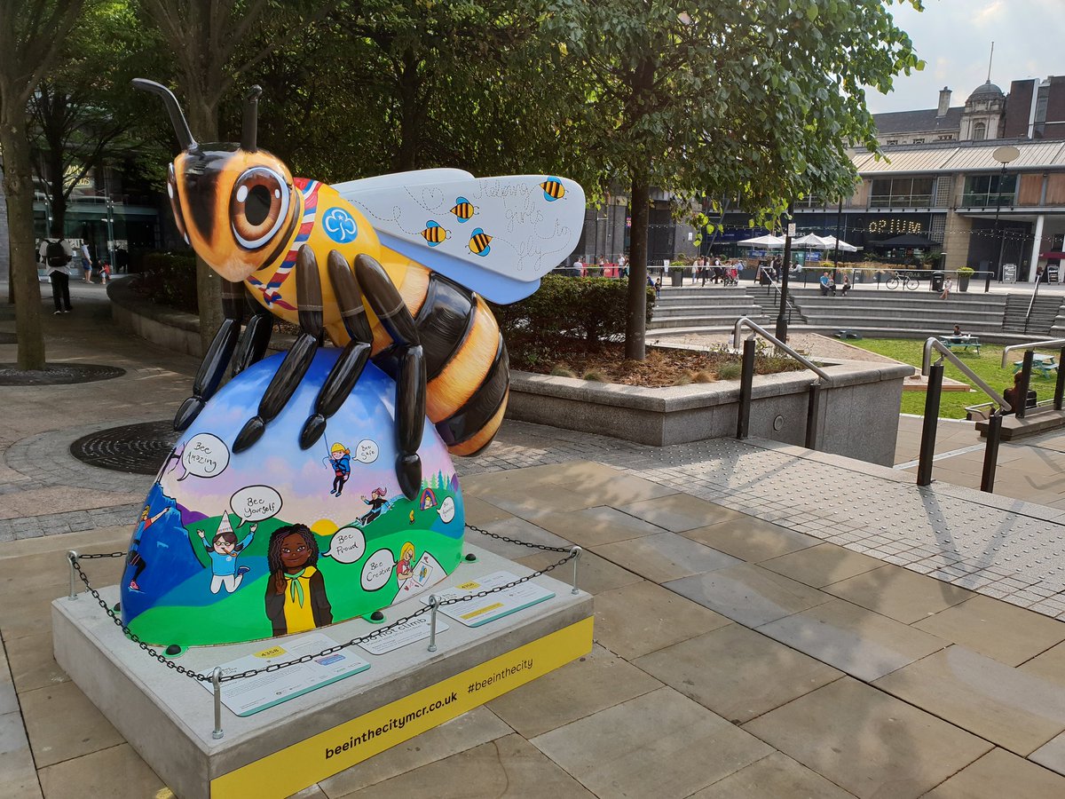 Look at meeee in my lovely new surroundings! And I got to meet my @GirlguidingMcr  social media assistant <a href="/helensalvini/">Helen Salvini</a> #beeinthecity #communitybee