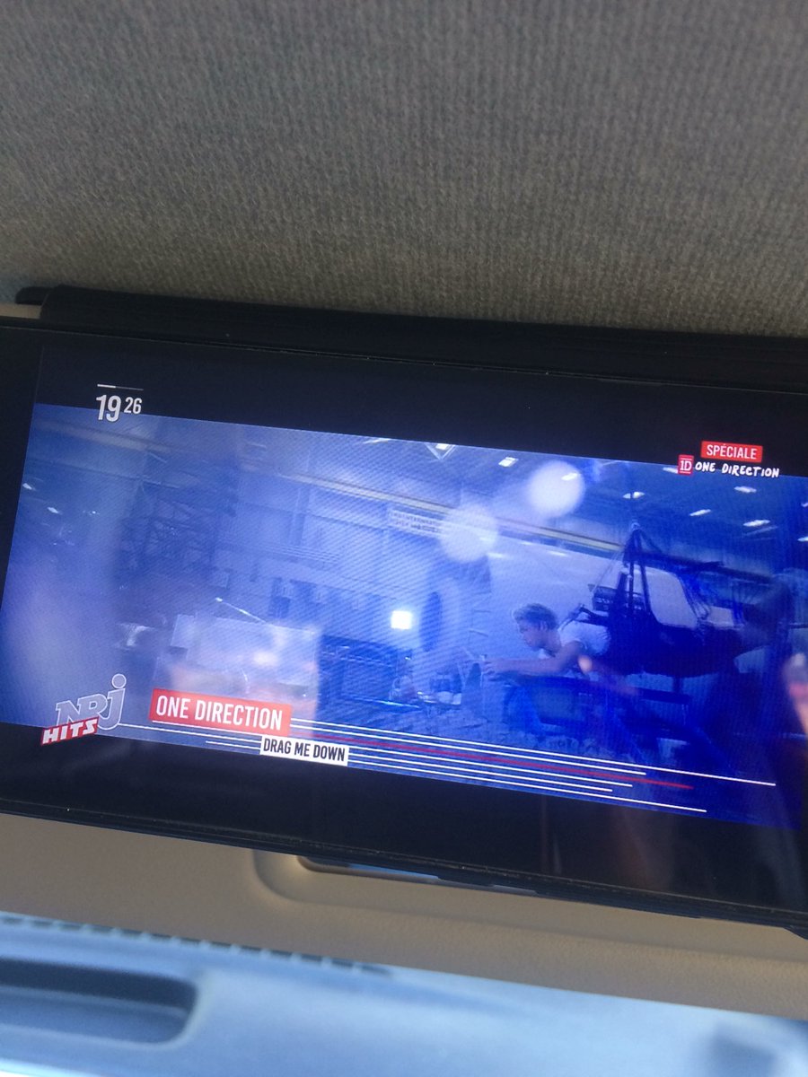 Juliebspray's tweet image. Même dans la voiture @nrjhitslachaine #8yearsOneDirection