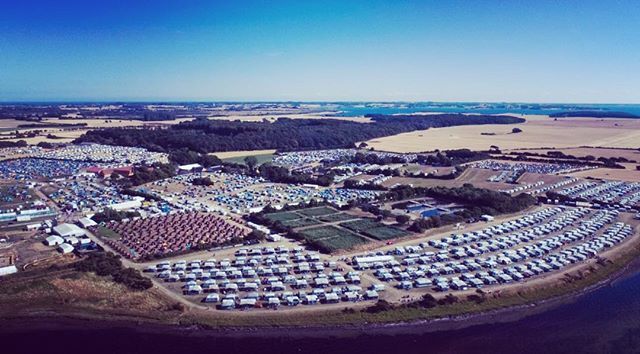 giraffestival's tweet photo. Mange er på plads. Alle er glade. Vi glæder os til en pragtfuld festival og til at tage imod endnu flere gæster på onsdag! 🎉⛺️🌞🎤 #llf18 Foto: Tina Leegaard Dyrving https://t.co/T3dKW6z2S0 https://t.co/3OtMGVsOb4