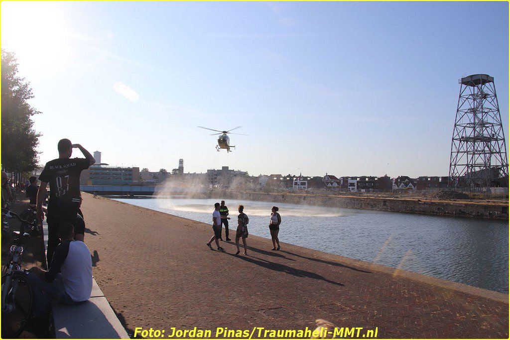 TraumaheliMMT's tweet photo. #Traumaheli #Lifeliner2 komt zojuist ter plaatse in #Vlissingen voor een inzet aan de #DokvanPerry. ^MvO https://t.co/EcWJbumgP6