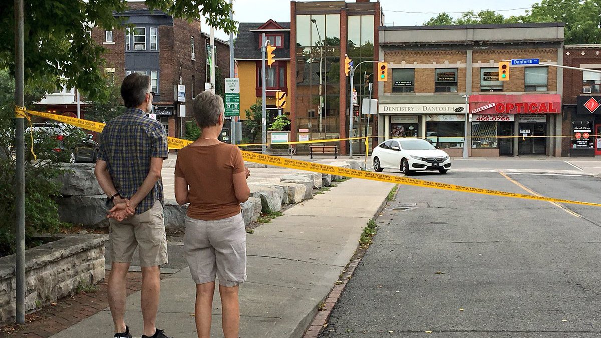 Community comes together after Danforth mass shooting ow.ly/fXz430l58j0 #TorontoShooting #Danforth https://t.co/24ZcY3cnlj