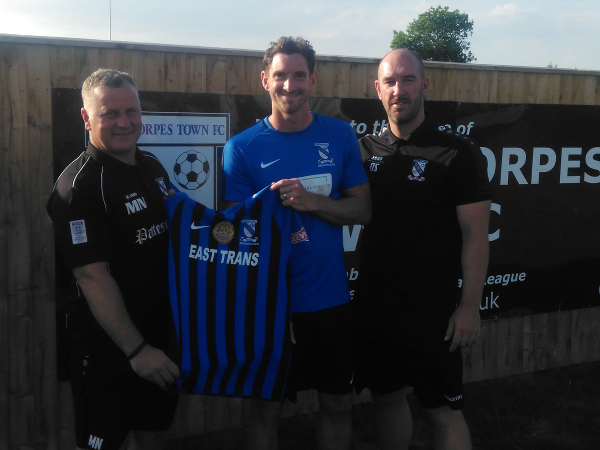 CleeTownFC's tweet photo. ***BREAKING***
Scott Vernon signs for the Owls!

Within the last hour, the ex-Grimsby Town man has signed on the dotted line at New Linden - a fantastic capture!

The big forward received a warm welcome from his new team mates &amp; is pictured with Marcus Newell &amp; Dave Smith

#uto https://t.co/BqUVNZ8kU6