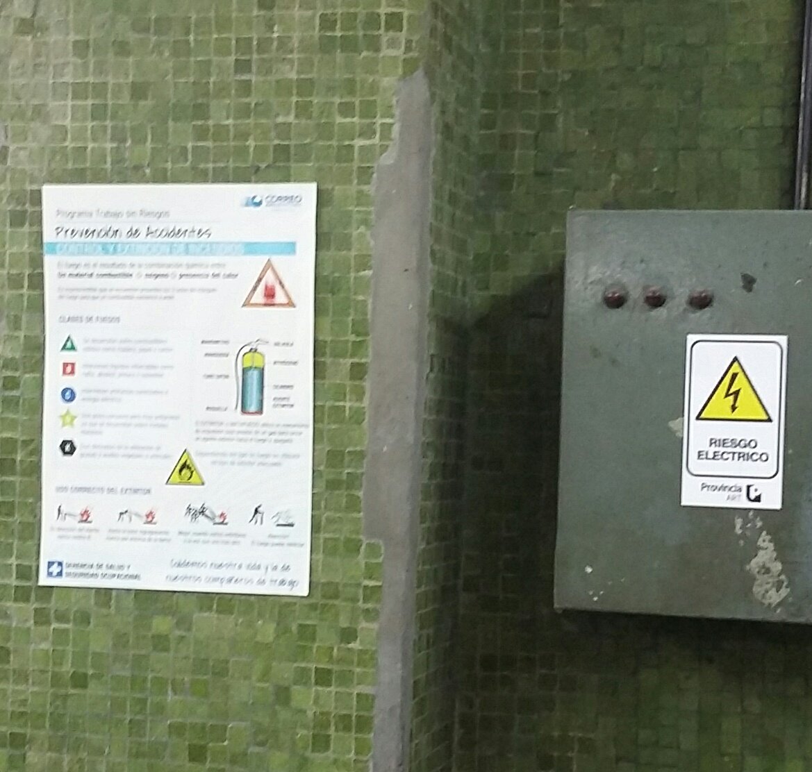 fcassia's tweet photo. -Pusimos un nuevo afiche sobre prevención de incendios
-buenísimo, ahora corro la estufa eléctrica contra el estante con papeles
#CDD13 @CorreoOficialSA cc/@andreshibarra https://t.co/dmusAa8J4v