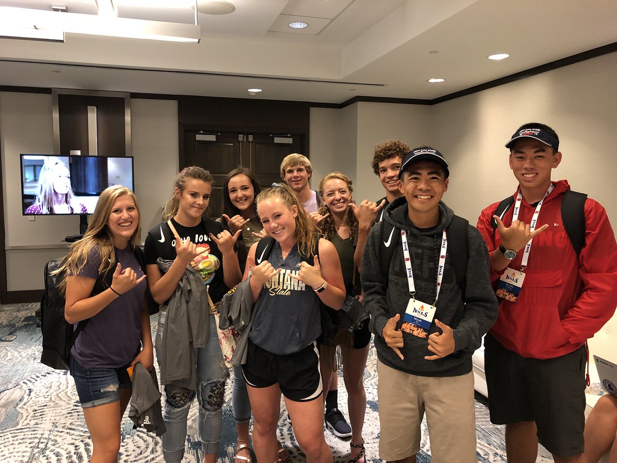 Tiger_Athletics's tweet photo. Hawaii and Wyoming at the @NFHS_Org Student Leadership Summit. Thank you for the cool gifts from Wyoming!! 🤙🏼 @SaberAthletics @HHSAA_SAC @mhsfarmers @OIASports https://t.co/m8PuXYVjQo