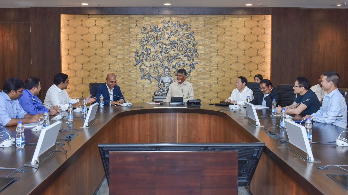 TDP24x7's tweet image. NaraChandrababuNaidu along with #naralokesh met officials from #Holitech who signed an MoU with the Government of #Andhra Pradesh to start their first manufacturing facility outside of China. #HolitechComesToAP #tdp #Newsonline #ncbn #chandrababunaidu  #amaravati #politics
