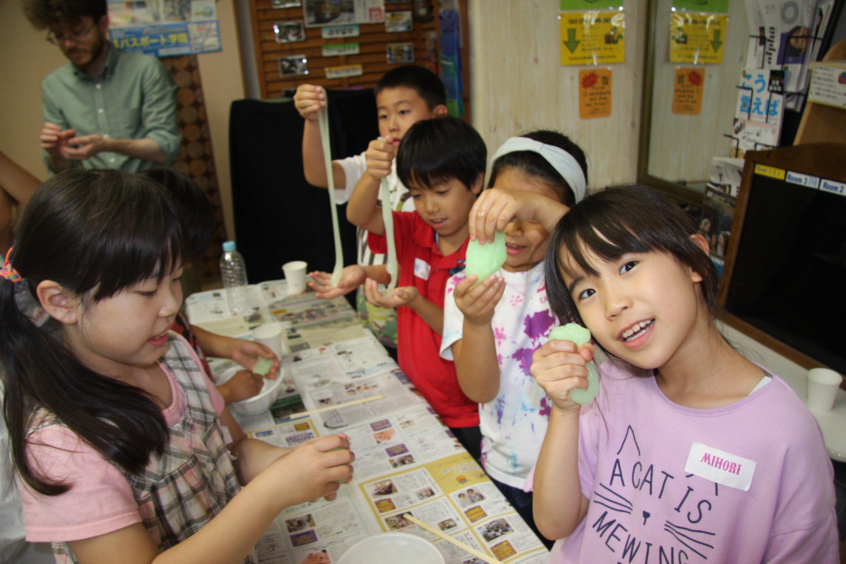 東京パスポート学院 英会話スクール 英語 で体験 サマースクール２０１８ イベント終了 参加してくれた子どもたち ありがとう みんなのたくさんの笑顔が見れて 私たちも楽しかったです 昔懐かしのパチンコで遊んでね スライムは暗い部屋で楽しんで