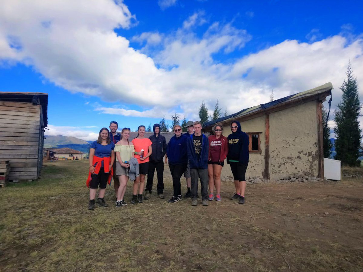 CampEcuador's tweet photo. #TeamBlanco at  #CampKuriKucho 🍃⛰️🌱 Making new projects and memories! 🙌 #DoSomethingAmazing #CampsEffect https://t.co/tXV5Lu0hIu