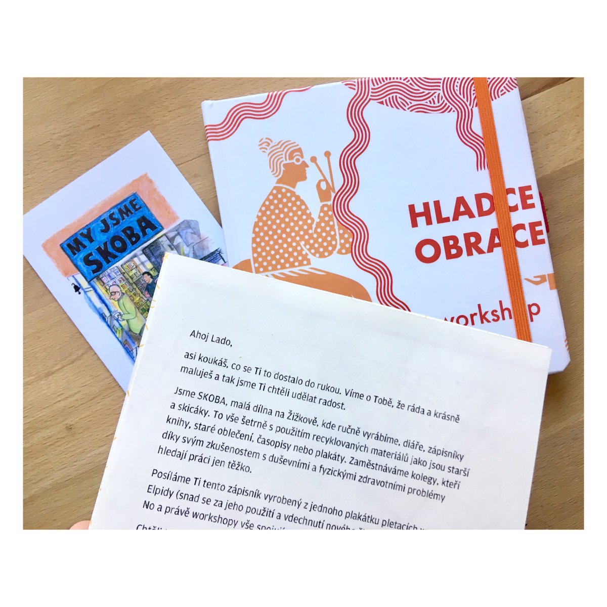 Skoba je malá dílna zaměstnávající lidi s duševním a fyzickým onemocněním, kteří z recyklovaných materiálů vyrábí zápisníky. A jeden vytvořili z našeho starého plakátu i pro mě. Teď mají v hlavně krásný nápad, ale potřebují vybrat 50 tisíc. Pomůžeme jim? startovac.cz/projekty/skoba…