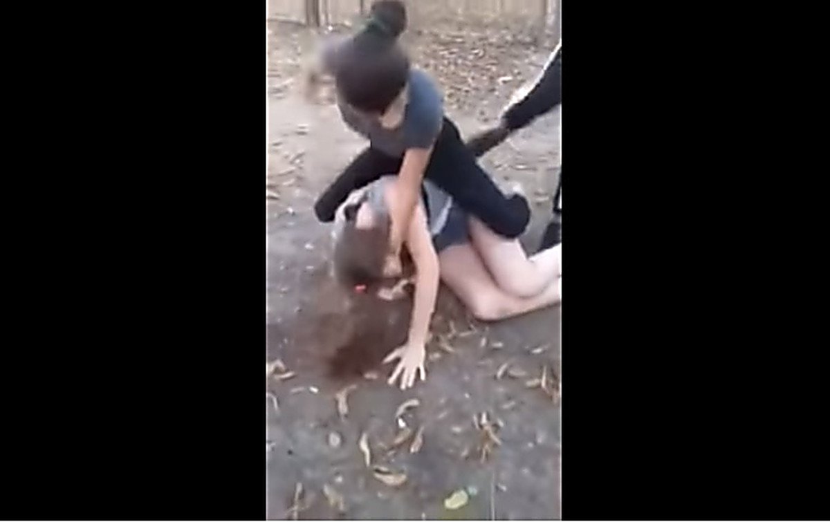 Две русские девушки издеваются над мужиком в ванной порнушка