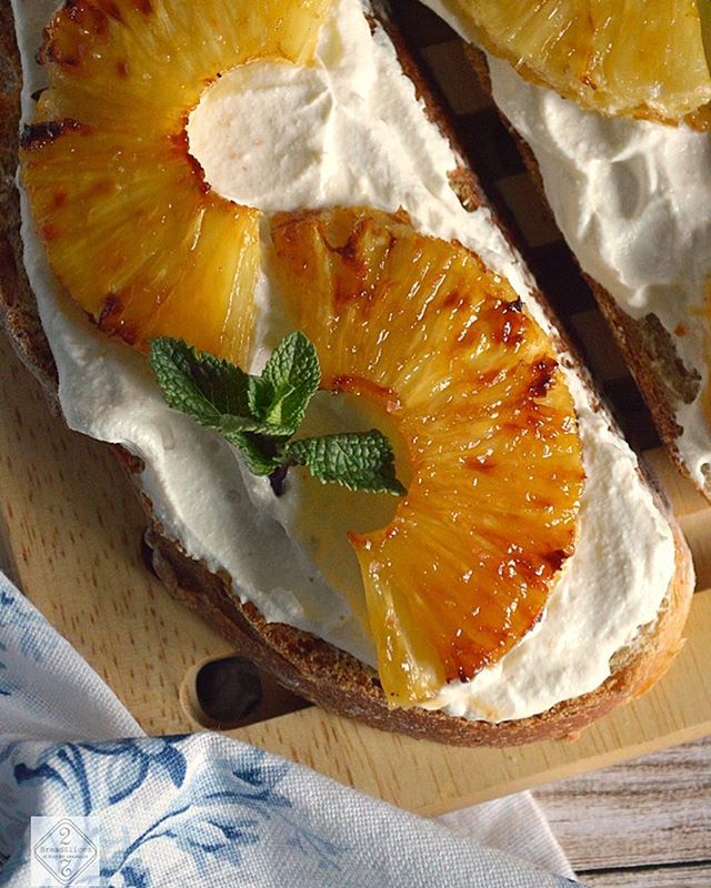 TheRustikBakery's tweet photo. Somos de esos a los que les gusta probar cosas nuevas, y esta #tostarustik de piña asada nos ha conquistado. Gracias @2breadslices estaba deliciosa. 😋 https://t.co/k9JmLxuLM6 https://t.co/zlPsybjuBY