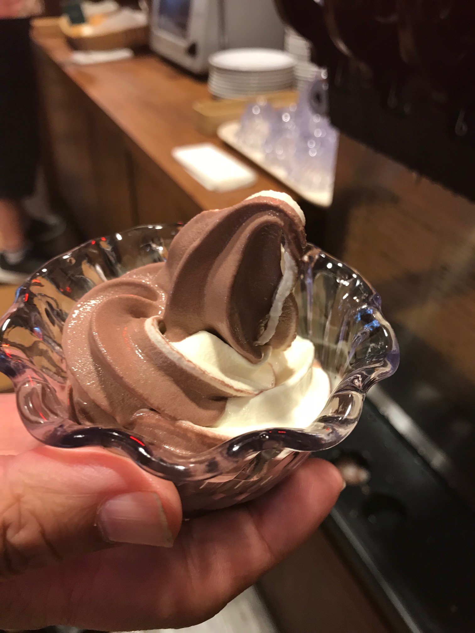 ステーキガスト 公式 4店舗限定のソフトクリーム食べ放題 まだ下記の4店だけですが小学生以下は無料 大人はお料理の値段プラス99円 税抜 で食べ放題です これから少しずつお店を増やしていく予定です 東京都 多摩境 神奈川県 大和店
