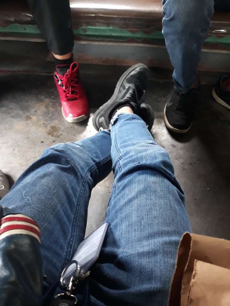 brianxxii's tweet photo. Maluwag naman sa jeep. Pwede pa magstretch ng binti si chok. #sampuntamochok #bansotproblems https://t.co/zgZG1C2fq4