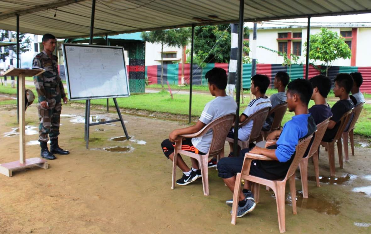official_dgar's tweet photo. Serchhip Bn #AssamRifles has commenced Pre- recruitment trg under #StudentOutreachProgramme to facilitate young aspirants to join #ArmedForces in Serchhip &Champhai dist,#Mizoram. The young aspirants were being acquainted with procedure to join the Armed forces.
@easterncomd https://t.co/OGobZOW6Sw
