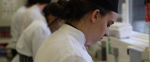 Want to learn how to cook? We offer #furthereducation courses at Levels 1, 2, &amp; 3 in #hospitalityandcatering, if you're interested, apply today!

havering-college.ac.uk/hospitality-ca…