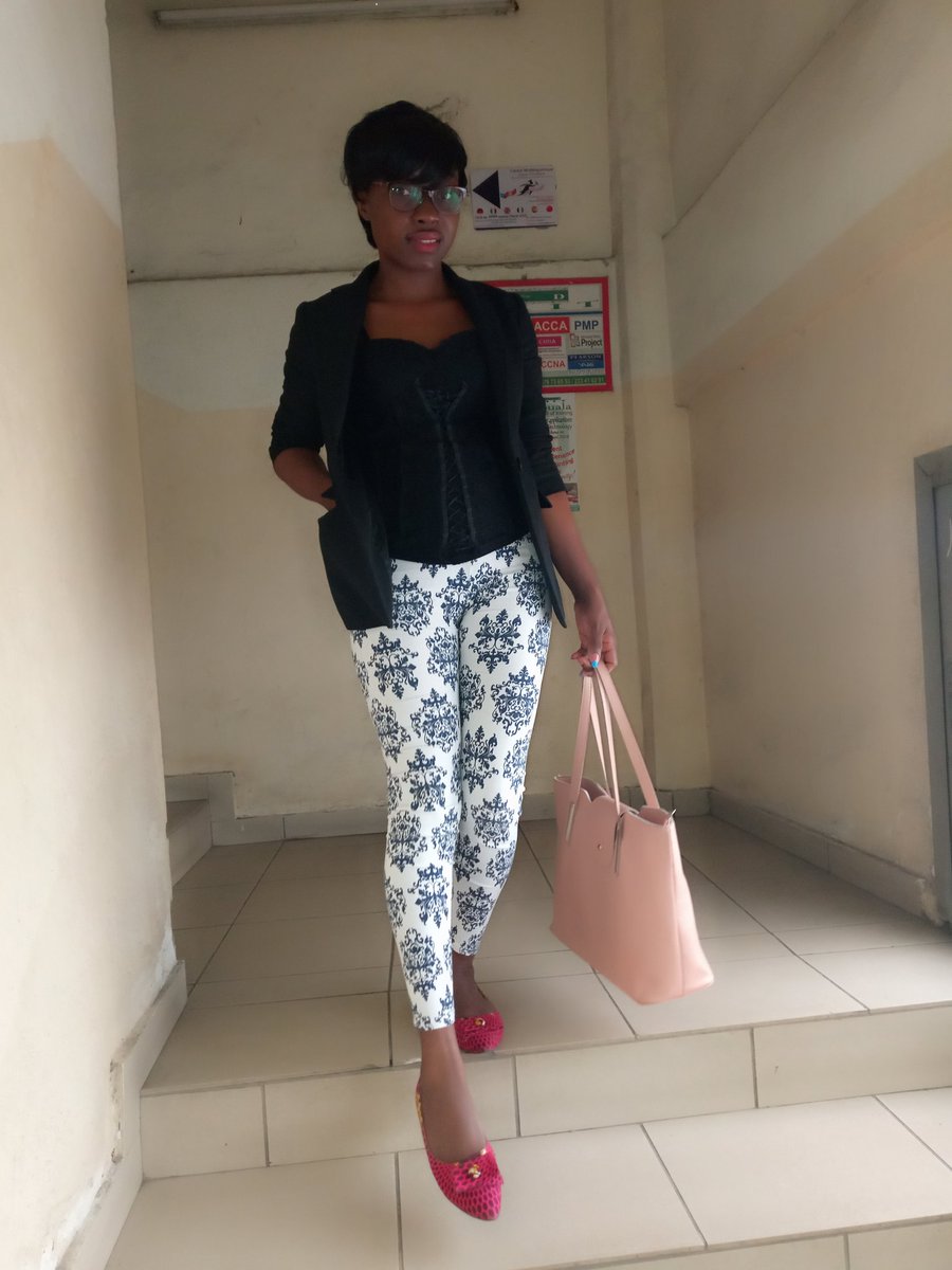 cangouande's tweet photo. Quand on termine une journée avec une #Nasmirolls les pieds sont à l'aise.
Rendez vos pieds glamour avec une marque originale à base de pagne. Ballerines et escarpins.
Vous ne mettrez plus jamais le pagne comme avant...
#237mode
#Nasmirolls
#Cameroun https://t.co/296RvOzd6W