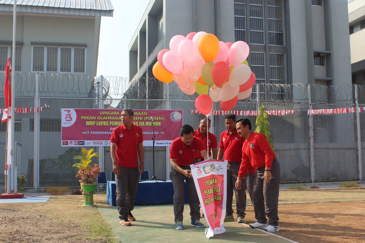 Pelepasan Balon Tandai Pembukaan Porseni di Lapas Pemuda Madiun
Dalam rangka memperingati Hari Ulang Tahun (HUT) Kemerdekaan RI yang ke 73 pada 17 Agustus 2018 mendatang,Lapas Pemuda Madiun, mengadakan Pekan Olahraga dan Seni (Porseni) antar petugas dan warga binaan
<a href="/DITJEN_PAS/">DitjenPemasyarakatan</a>