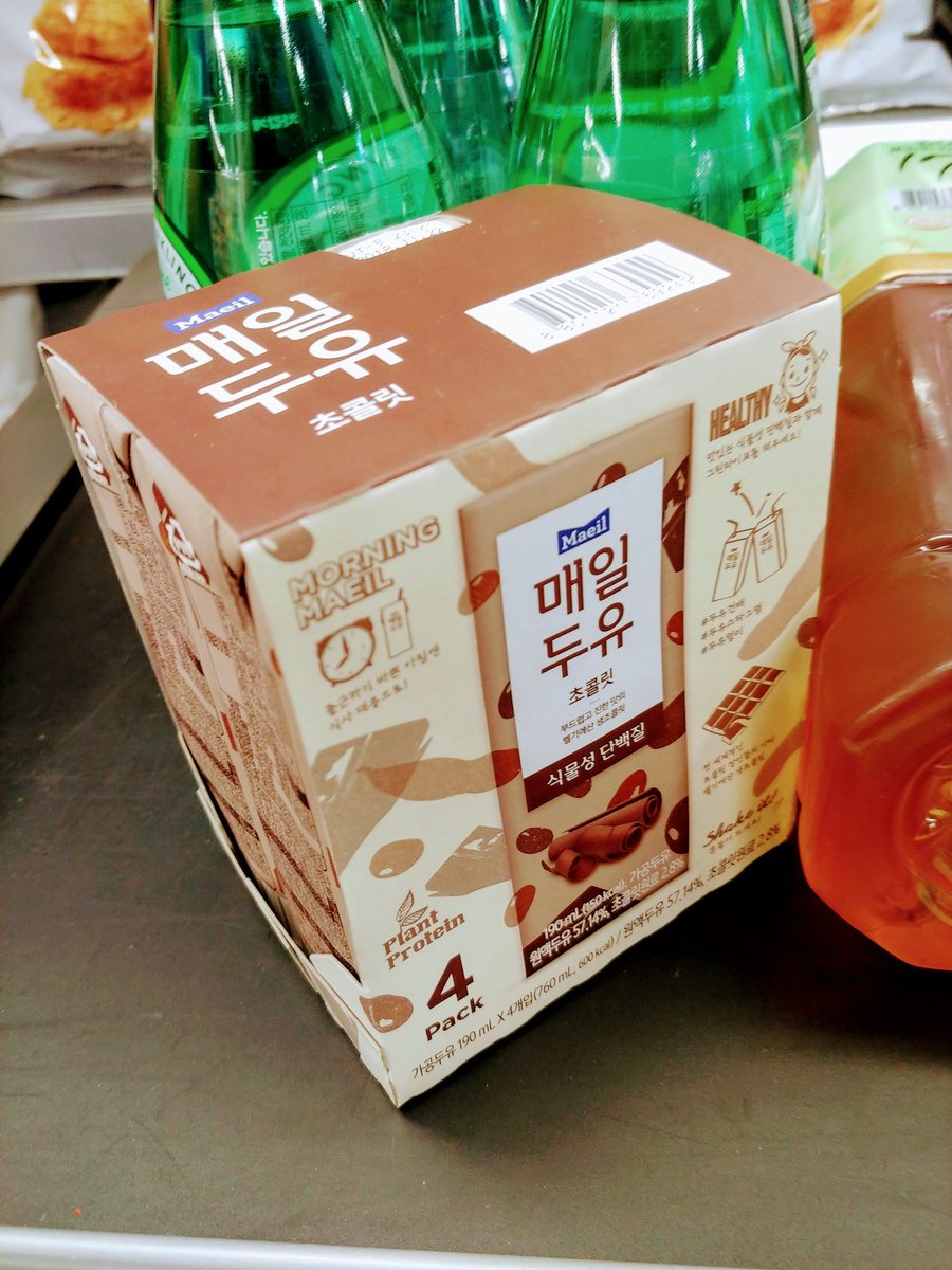 77  매일우유 초코두유

비건밀크인데 그냥 초코우유보다 훨씬 맛있어서 눈띠용해진다. 파는 곳이 많이 없어서 아쉬움. 더 많이 만들었으면 함. 여러분 소비를 많이 많이 합시다!! 많이 팔아서 더 많이 만들었으면 하니까!