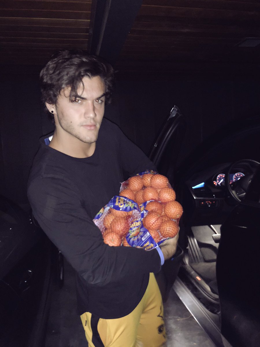 XLoveForDolanx's tweet photo. Oh E๐ @EthanDolan ily too gray @GraysonDolan ๐ค #LoveForEthan #LoveForGrayson #loveforthedolans #PrayingForEthan #EthanDolan #tuesdayselfie #DolanTwinsTuesday https://t.co/KrcrdiUhtP