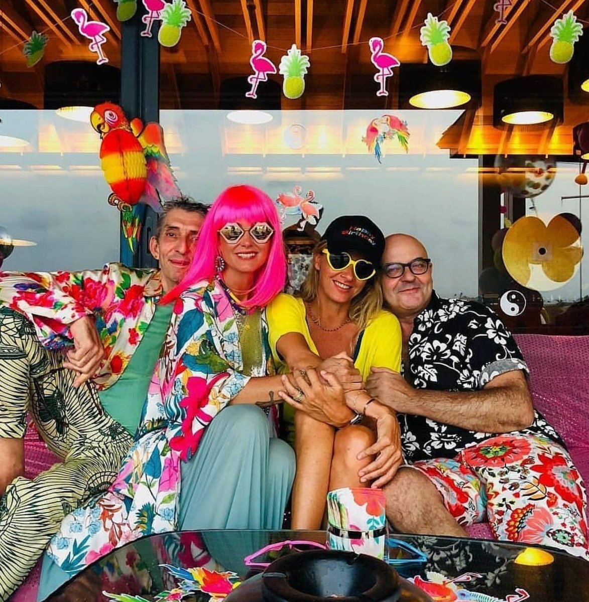gazouchauf2501's tweet photo. Notre jolie @LHallyday et ses amis pour l'anniversaire de #Jade 🎉🎁🎀 

#14Ans 🎀 #StBarth 🌊🌴🌺🐚 

De gros bisous du ❤ ma douce 🌹❤ https://t.co/95g4Zb2XBA