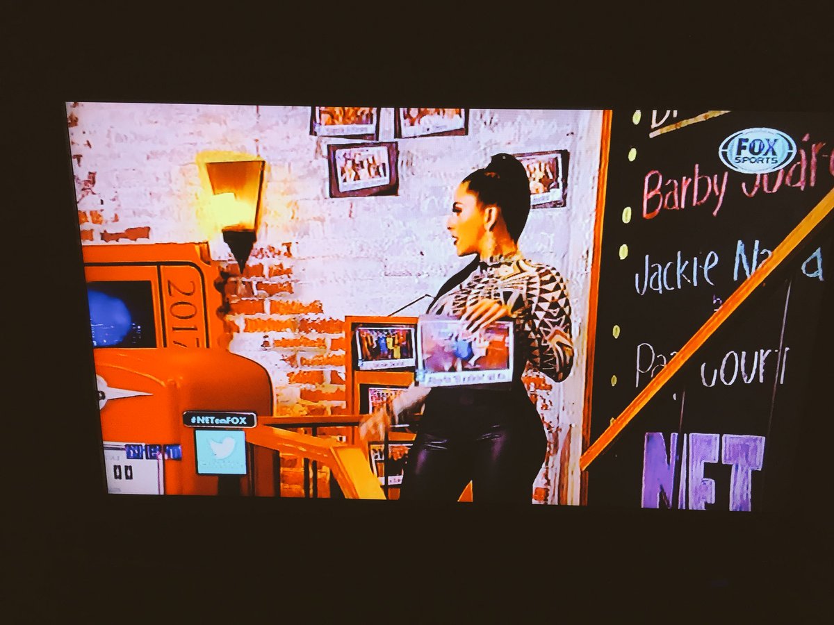 Krloz7F's tweet image. Es martes de ver como siempre a mi hermosisima @Djrossana en #NETxFOX #lamejor #lamasguapa
Saludos Ross... 😘😍🙃