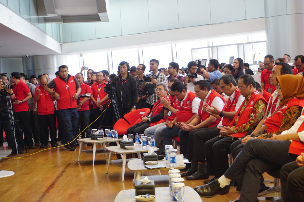 TelkomIndonesia's tweet photo. Doa bersama dari seluruh yang hadir pada acara hari ini sebelum dimulainya peluncuran #SatelitMerahPutih di lokasi peluncuran. https://t.co/BcXHyQpeWz