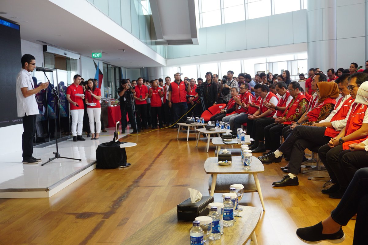 TelkomIndonesia's tweet photo. Doa bersama dari seluruh yang hadir pada acara hari ini sebelum dimulainya peluncuran #SatelitMerahPutih di lokasi peluncuran. https://t.co/BcXHyQpeWz