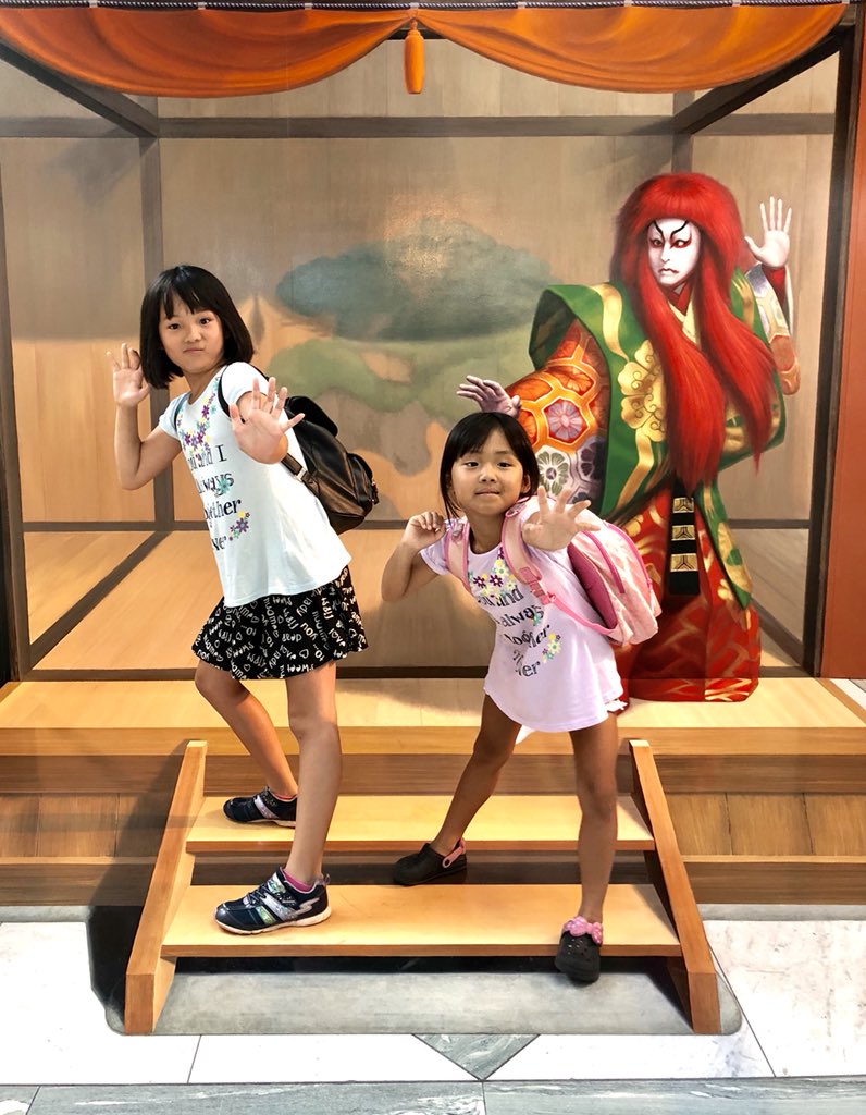 トリックアート展 お姉ちゃんの方を見ると階段があるように見えて 妹さんを見ると あれ トリックアートか なんて思わされるマーケティング力のある姉妹も来てくれました 年賀状の写真にできそうですね 大阪 大阪城ホール近く 京橋 トリック