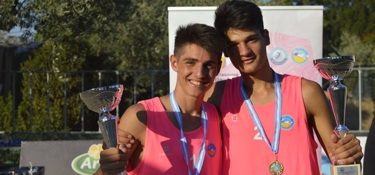 atticabvc's tweet image. Ξανά πρωτάθλημα και συμμετοχή 3 ομάδων για το #atticabvc. Οι Σπύρος και Άρης Χανδρινός κατέκτησαν το #BVjuniorsU19!
atticabeachvolley.gr/2018/08/06/bvj…
Οι χορηγοί πάντα δίπλα μας!! #giagiamastastegreece #ebadiinn #potamibeachbar #atticabeachvolleyclub #beachvolley #beachvolleyball #eope