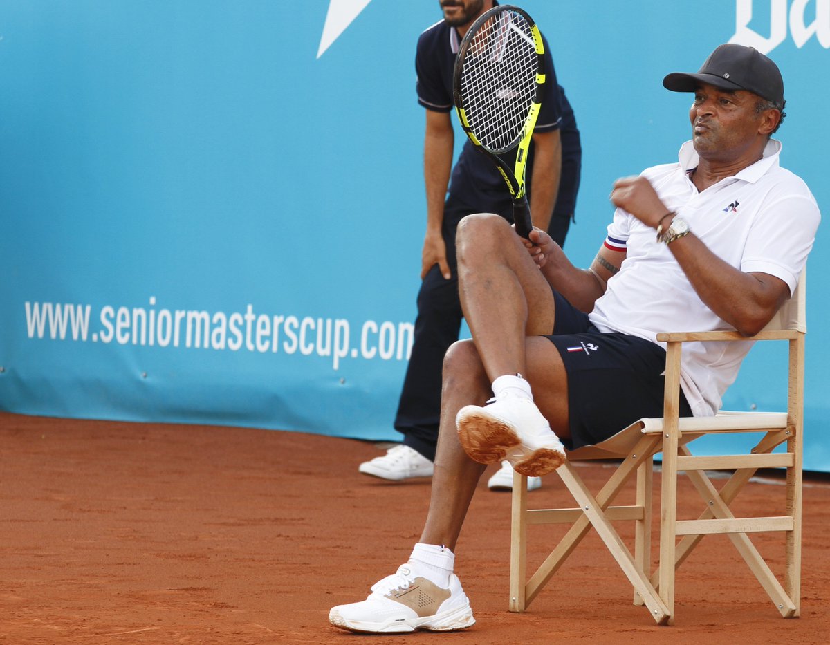 seniormastersc's tweet photo. Order on the court! 😂 - @NoahYannick

#yannicknoah #noah #smc18 #marbella #tennis https://t.co/Q5RTlXLT1N