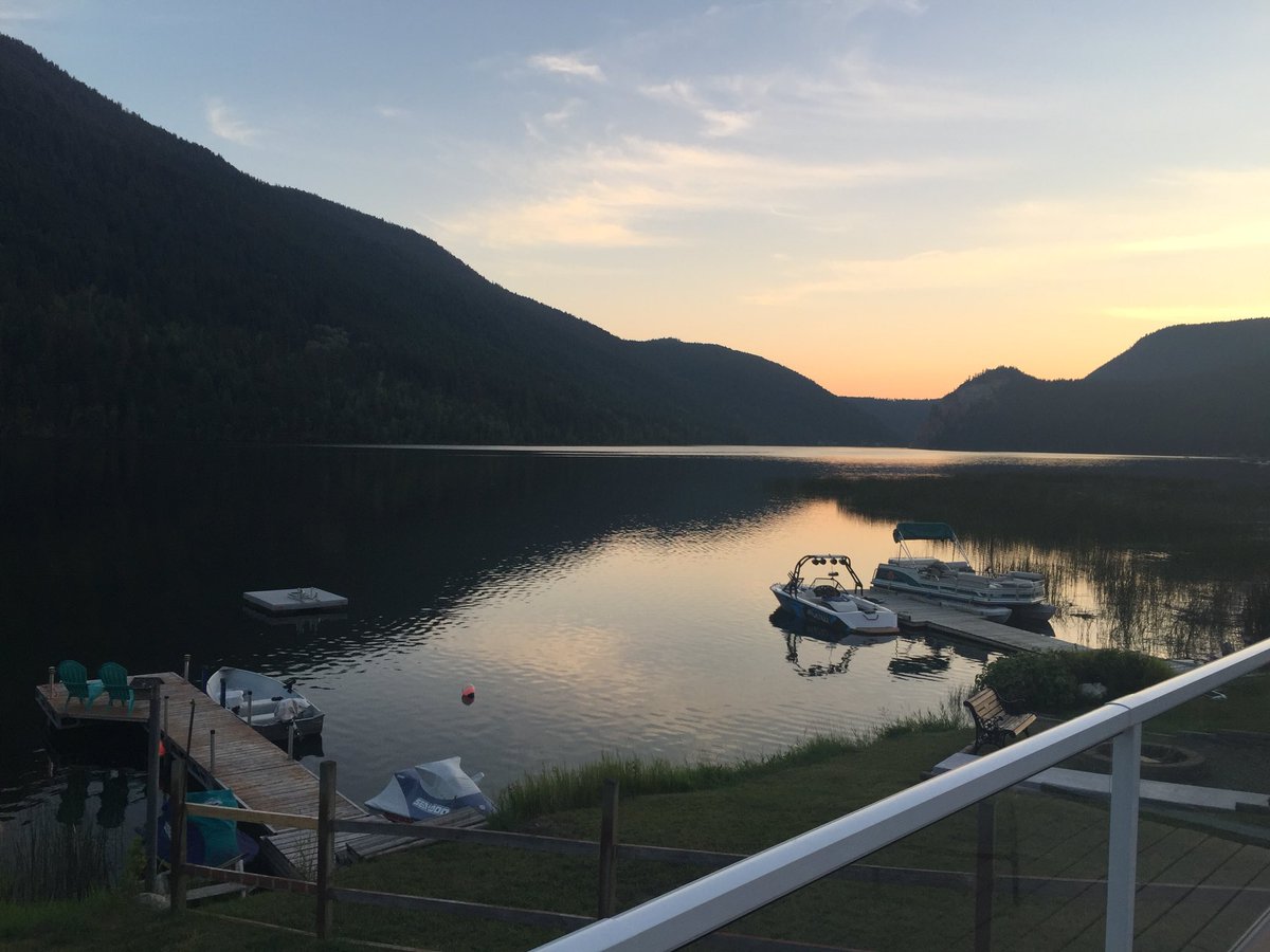 BeyondThePost's tweet photo. a little bit of Paul Lake evening bliss✨for you...#yourwelcome #rest #family #passthesunscreen ☀️🌊❤️👮🏼♀️#nightynight https://t.co/bhH3sar3w4