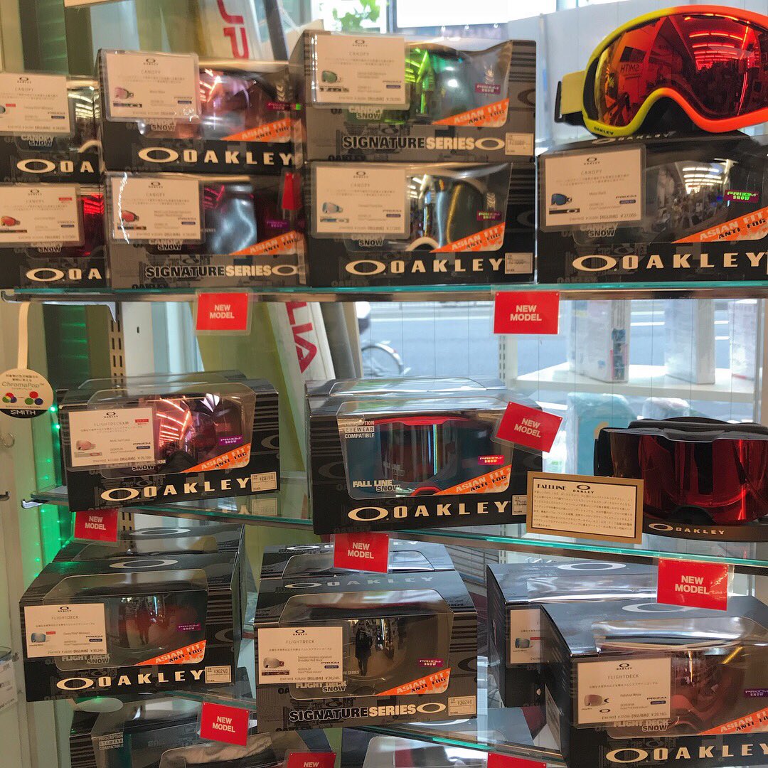 spopara's tweet image. 【OAKLEY2018-2019モデル大量入荷】

OAKLEYゴーグル
NEWモデルが本日大量入荷致しました！

毎年大人気早い者勝ちですよ！

#oakley #gogles 
#snowboard #snowboarding #スノーボード 
#2019モデル #神田スノボ街 #ショップに行こう #スポパラ #sportsparadise #スポーツパラダイス