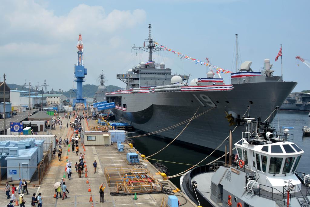 Monday's #USNavy photos of the day: #USSDewey conducts a live-fire exercise, Sailors celebrate the 42nd annual #YokosukaFriendshipDay, an F/A-18C Hornet breaks the sound barrier, and #USSBlueRidge welcomes aboard special guest!
Download the action - navy.mil/viewPhoto.asp?…