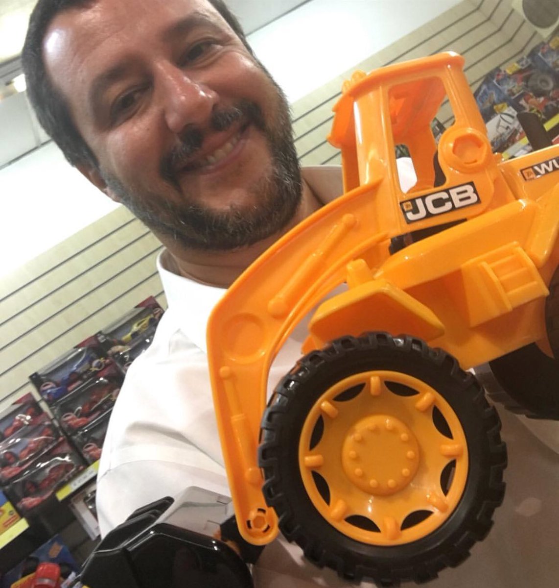 matteosalvinimi's tweet image. I Carabinieri hanno fermato a Gallipoli (Lecce) sette IMMIGRATI richiedenti asilo, gambiani e senegalesi, per spaccio di DROGA, venduta anche a minorenni.
Sto lavorando per fermare questo schifo, rimandare a casa questi delinquenti e non farne arrivare altri.
Io non mi fermo!