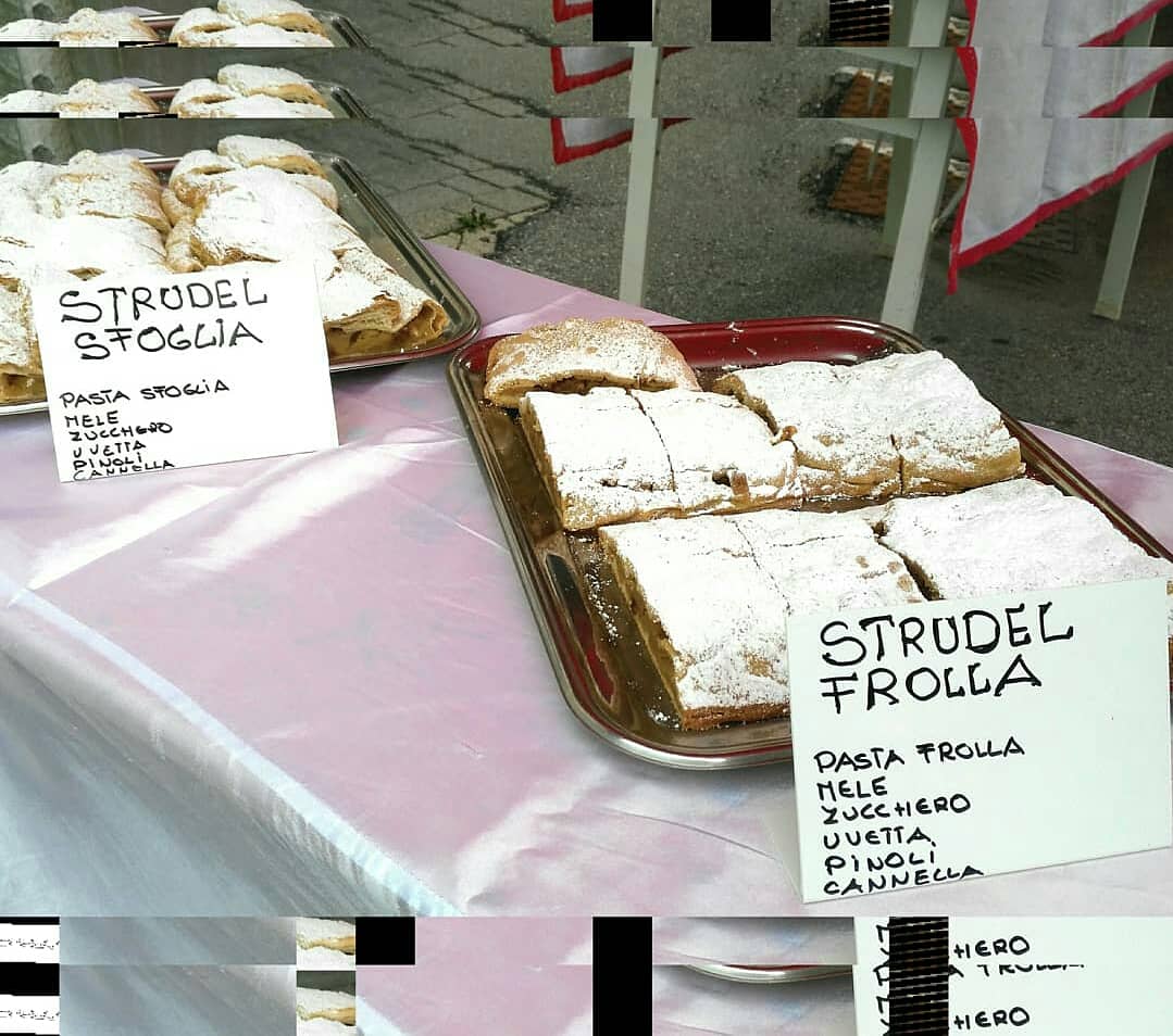 EsperimentidiMG's tweet photo. Si rinnova l'appuntamento con Playëis y Duciaries, degustazione di prodotti tipici dell' #AltoAdige.
Questa sera, dalle 17 alle 22.30 nel piazzale della Chiesa di #Colfosco.
Sweet Delights for #Foodies !
#altabadia #altoadige #gourmet https://t.co/qqqiOaKzx0