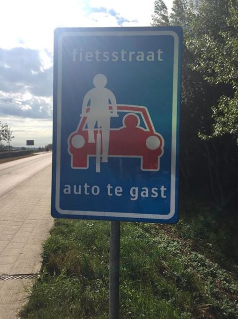 radentscheid's tweet photo. "Fahrradstraße - Autos sind Gäste" vllt. würden solche Schilder hierzulande direkter erklären, was eine Fahrradstraße ist bzw. sein soll. https://t.co/FBA5lD6Y95