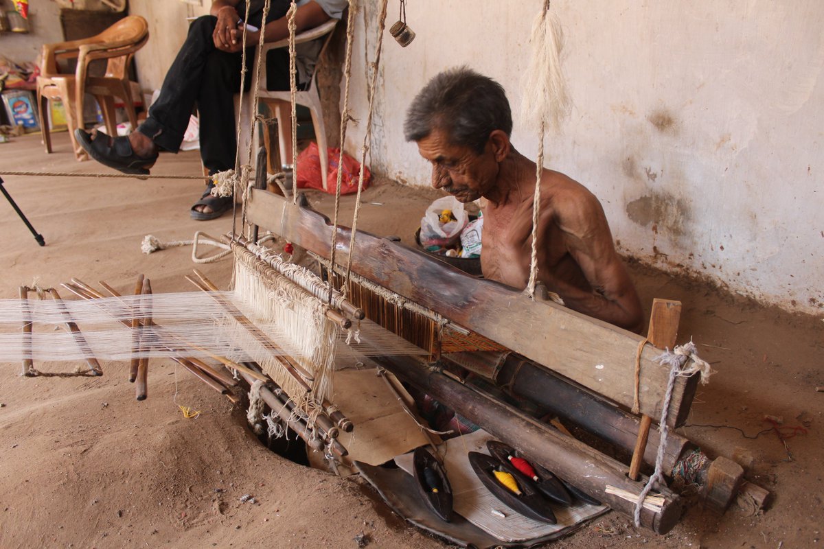 BhashaRaPC's tweet photo. #NationalHandloomDay #lastmanstanding #tribal #india #gujarat #old #history
Last man standing! The last handloom weaver in the District Chhota Udepur!
His name is Lalubhai! Keep up this tradition! https://t.co/fJ9ZNHI8Hj