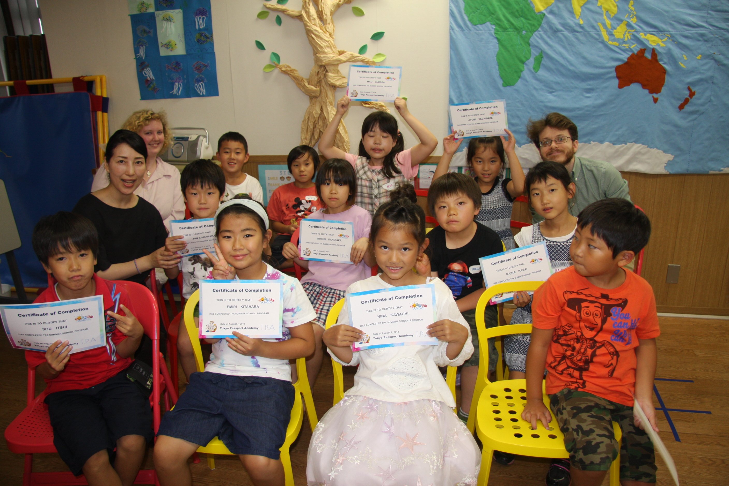 東京パスポート学院 英会話スクール 英語 で体験 サマースクール２０１８ イベント終了 参加してくれた子どもたち ありがとう みんなのたくさんの笑顔が見れて 私たちも楽しかったです 昔懐かしのパチンコで遊んでね スライムは暗い部屋で楽しんで
