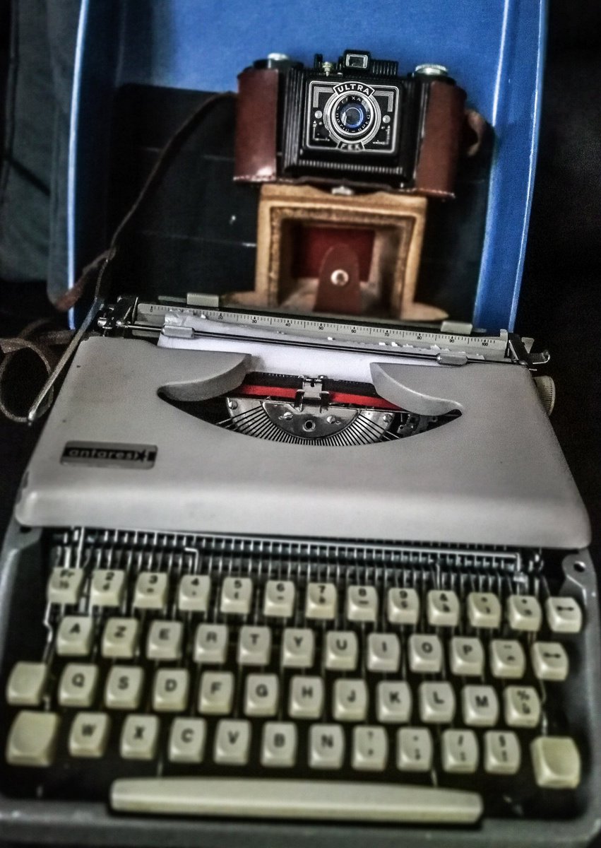 Kristinapicture's tweet photo. Des trouvailles qui vont servir 😏😏🤭🤭
#vintage #appareilphoto #machineaecrire https://t.co/vjntq8iUee