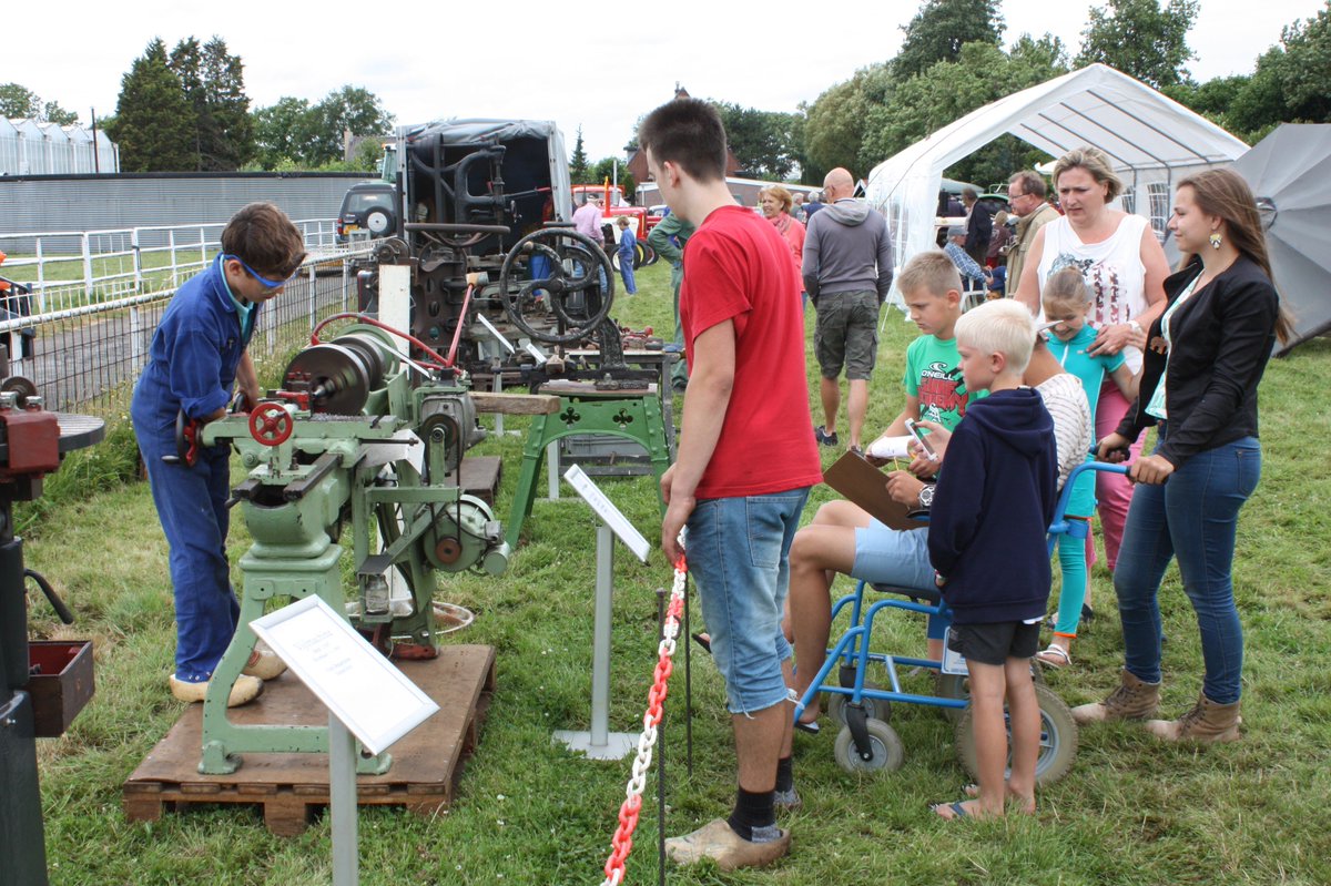 WestlandsMuseum's tweet image. Vandaag zijn in het @WestlandsMuseum demonstraties te zien van oude stationaire motoren. Verder ook historische auto's, trekkers en brandweerauto's. Kinderen kunnen met de brandweerspuit aan de slag. Van 13.00 - 17.00 uur. Kinderen gratis toegang.