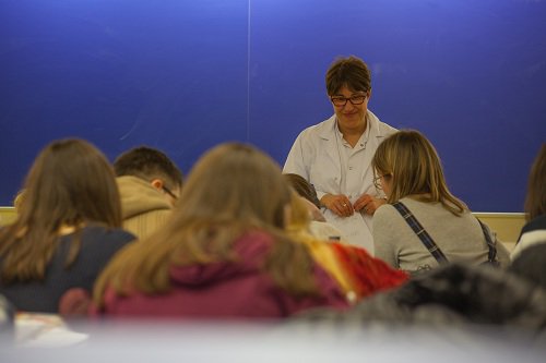 Per què estudiar a l'#ESIMAR? Atenció individualitzada a l'alumnat, eines de #simulació, formació adaptada als criteris de #Bolonya, i 40 anys d'experiència bit.ly/Estudia_ESIMAR #infermeria #formació