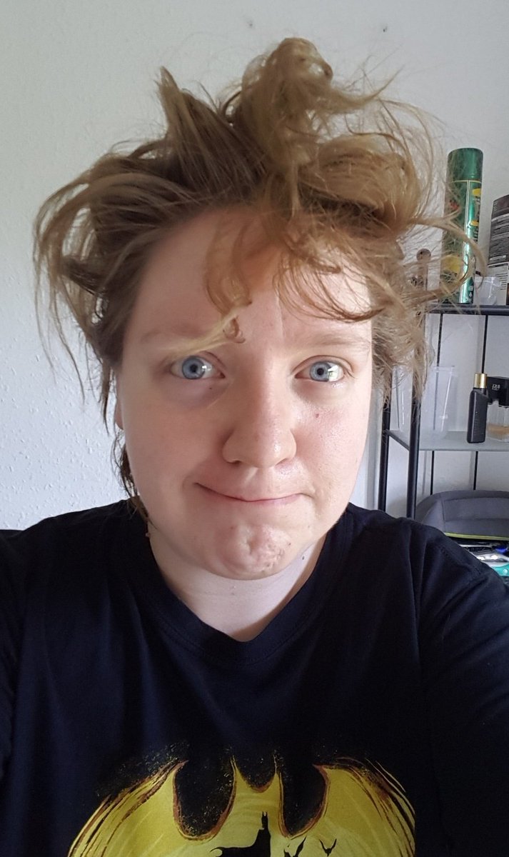 EM_Writing's tweet photo. I don't know about you, but clearly I slept well last night.
#writerslife #amwriting #selfie #bedhead #writertable #straighthairdontcare #sleep https://t.co/kO6IjhfaYm