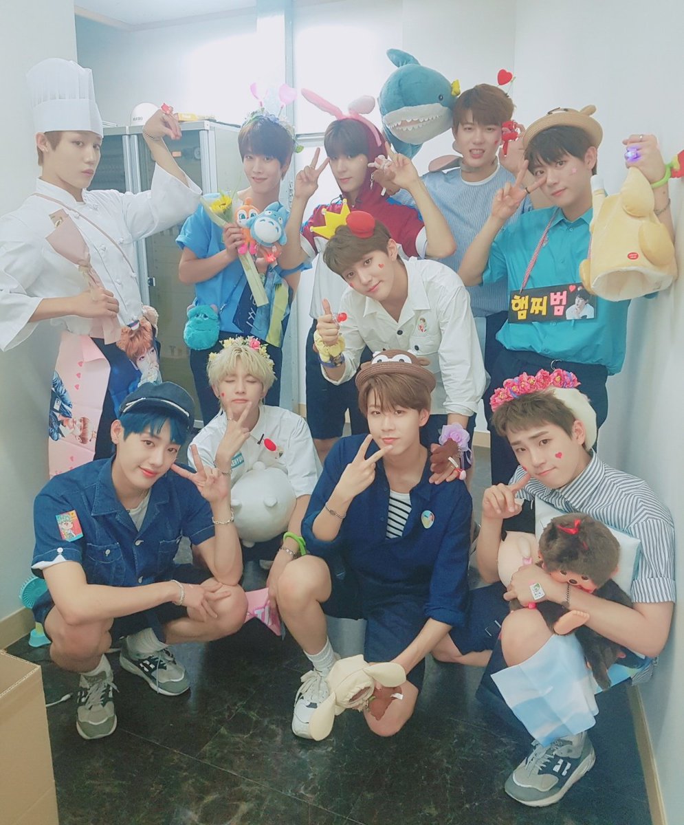 GoldenChild's tweet photo. [#Golden_Child] #골드니스 에게 고마운 마음을 표현할 방법이 무엇일까 고민하던🤨 우리 금둥이들🌟👶은 <Thank you🙇‍♂️> 노래로 마음을 전해보았답니다👍 가까이서 라이브로 듣는 <Thank you🎶>라 그런지 더욱더 감미롭고 감동이지 않았나 싶은데요😭 이 감동의 마음 안고 남은 주말 골차하세요😍 https://t.co/7tUiTXnT8e