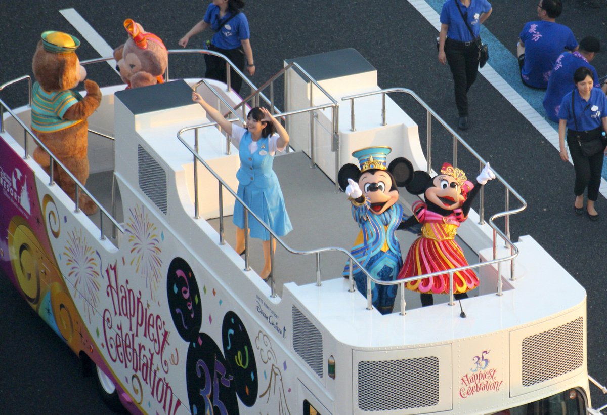 山陽新聞 ミッキーら東京ディズニーリゾートのキャラクターが岡山市役所筋をパレード 沿道には多くの人が集まっています