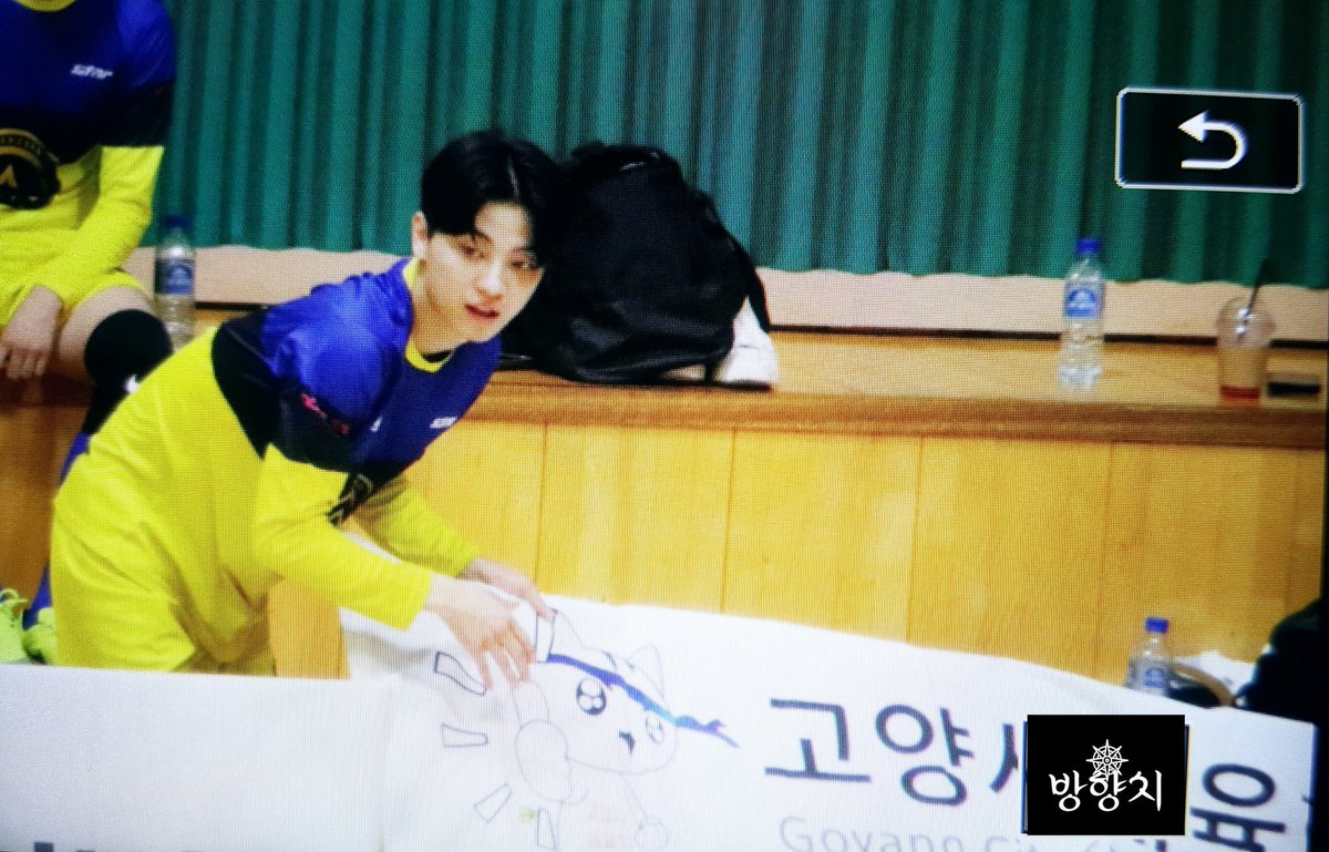 banghyangchi's tweet photo. 180805 #고양어울림누리 #한스타 
#이건 #이경탁 #LEEGEON #풋살 #프리뷰  #한스타연예인풋살대회 #1위 #fc어벤져스 
세상 심각한 ✌✊🖐 
흥이가난다🕺
도움주는 착한 오빠야😁 https://t.co/FfxeFjMLIq