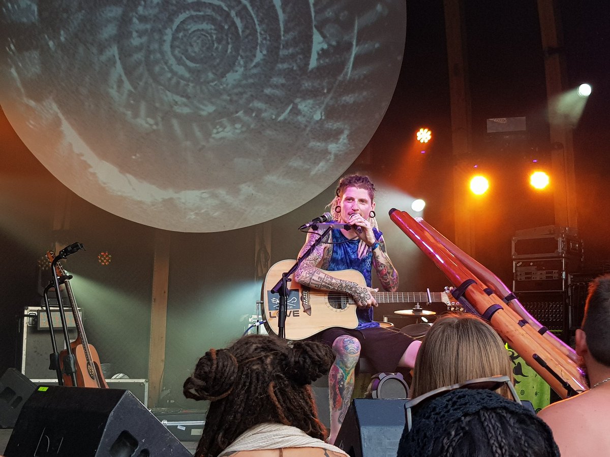 ClassroomStory_'s tweet photo. Saturday impressions: 
Fingers Mitchell Cullen 
#Ozora #OzoraFestival2018 #DragonNest #Music #FingersMitchellCullen https://t.co/VjYJsanDlu