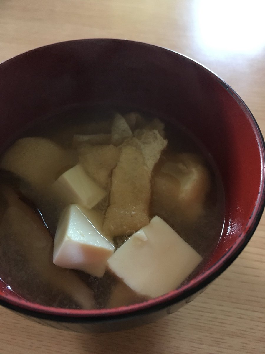 Hashtag お豆腐と揚げとしいたけのお味噌汁 Na Twitteru